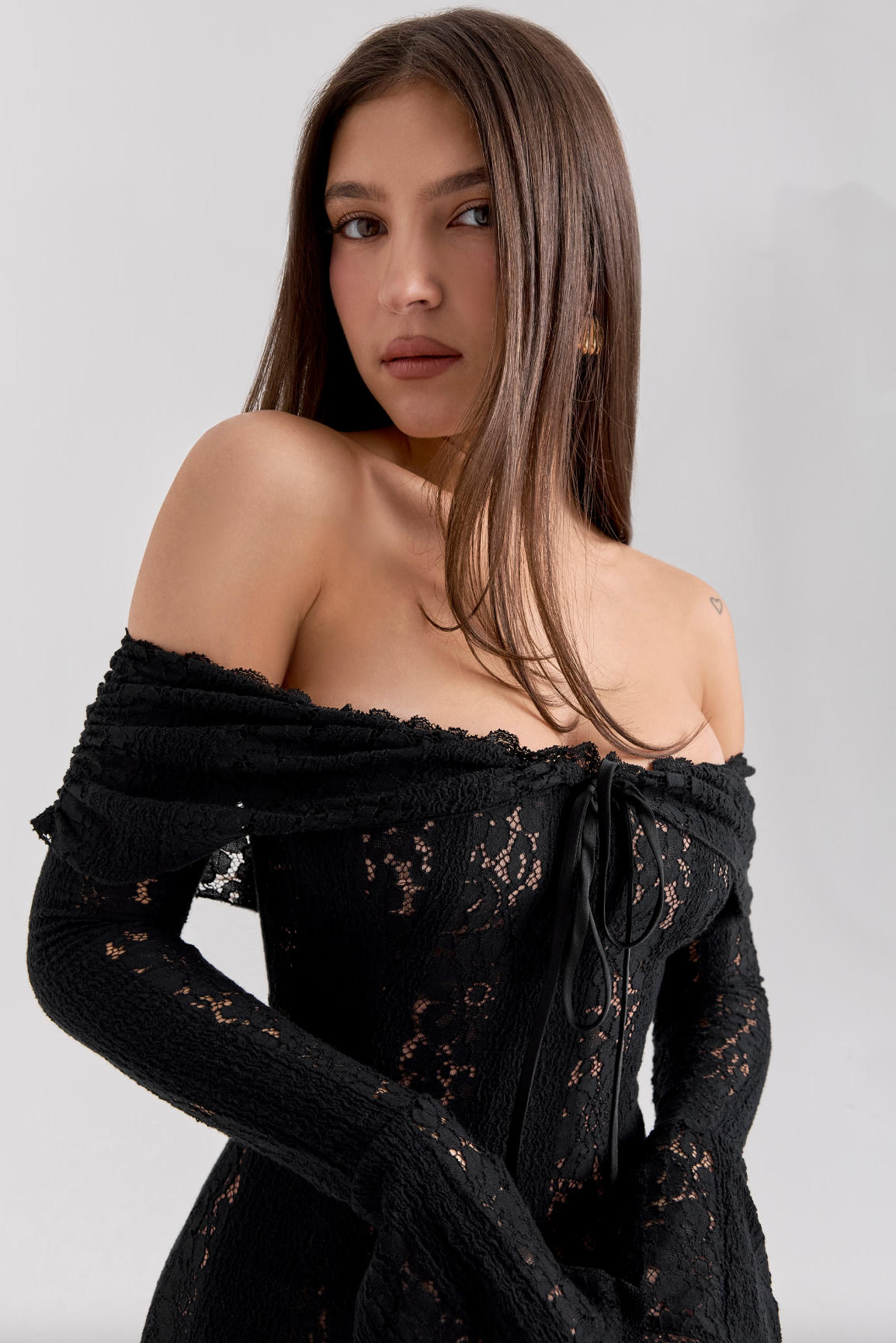 ROBE MINI EN DENTELLE À ÉPAULES DÉNUDÉES OLA - NOIR